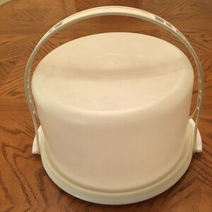 Tupperware 10” cake carrier with carrying handle.